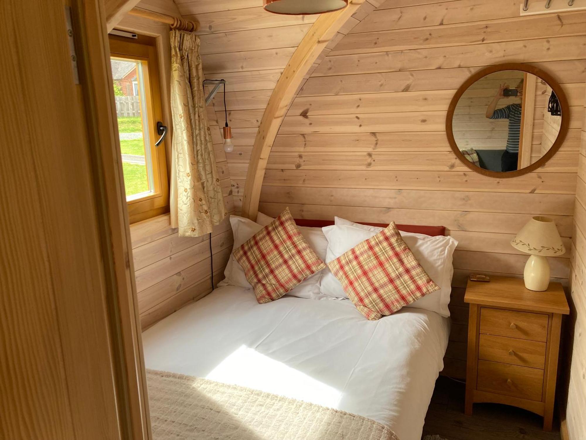 Rabbit Glamping Pod School House Farm Hotel Leighton  Ngoại thất bức ảnh